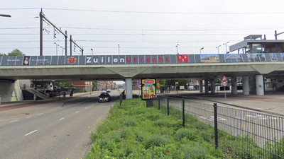 901862 Gezicht op het spoorwegviaduct over de Cartesiusweg bij station Utrecht Zuilen, vanuit het zuidwesten. Op het ...